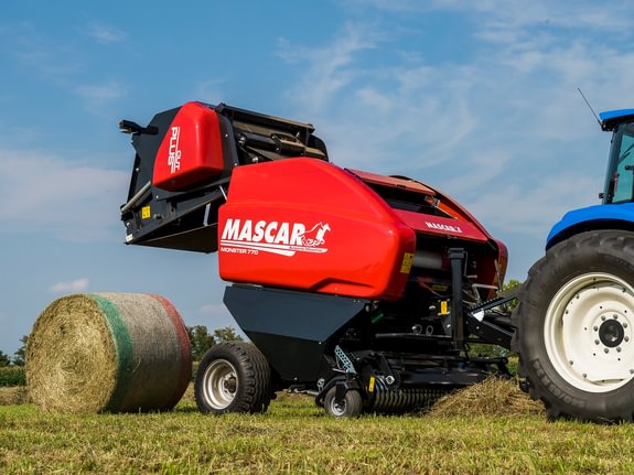 Nuo pat įsikūrimo įmonė teikia įvairią žemės ūkiui skirtą techniką: